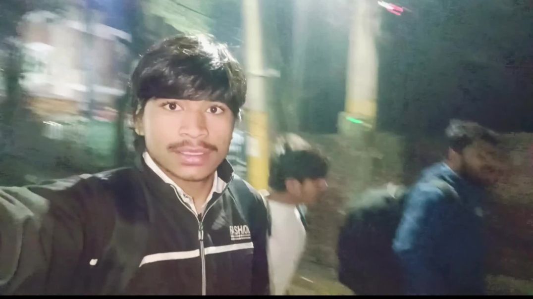 ⁣Mathura vrindavan me ghumne aaye hai or permnad maharaj ji ke darshan karne ke liye aaya