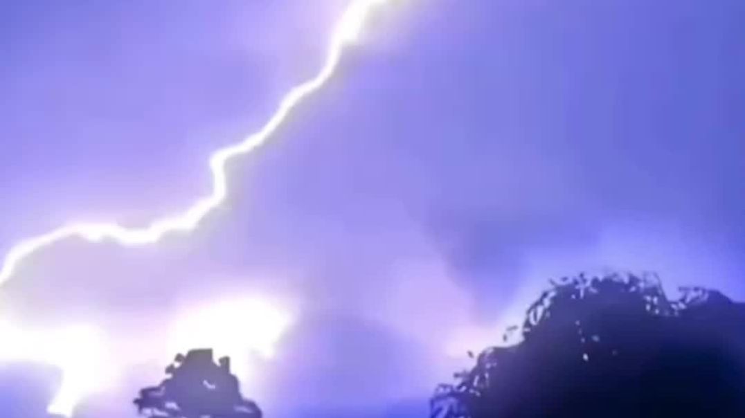 ⁣JAB BESTIE KISI OR SE BAAT KARE