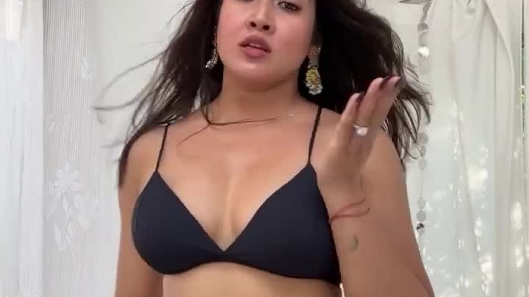 ⁣Black 🖤 ll sofia Ansari 🌟