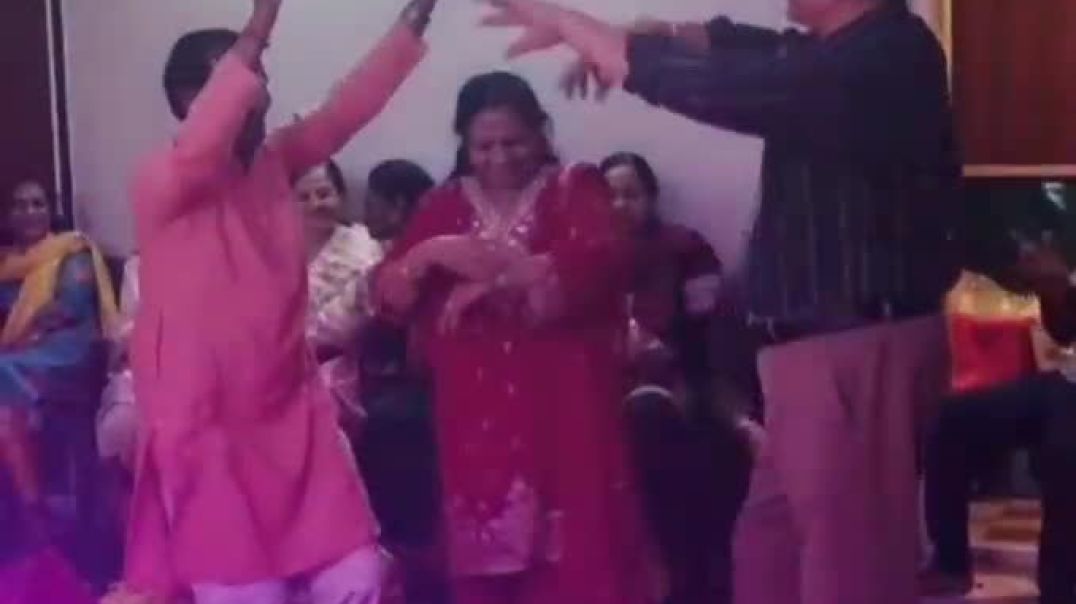 ⁣Sangat enjoy dance and singing in guru ji satsang