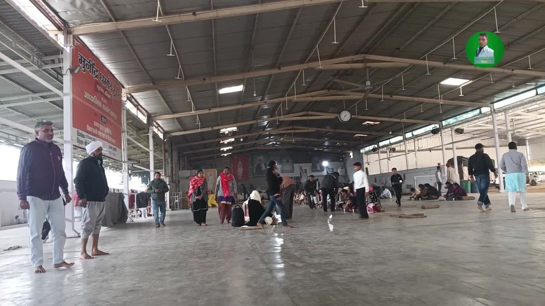 ⁣संगत और श्रद्धालु भंडारा करते हुए सतलोक आश्रम में