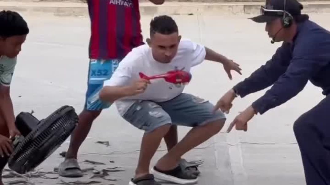 ⁣Alto✋Black Hawk 🚁 aterrizaje de 3mergencia🚨😆(720P_HD)