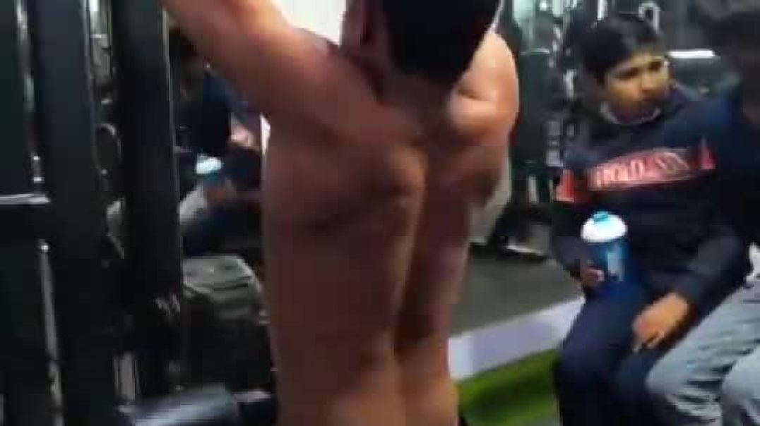 ⁣Aaj hamne gym me back ke mare katarnak set 🥵🥵(720P_HD)