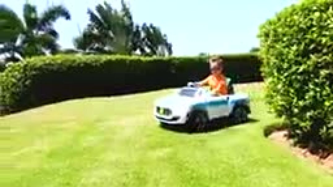 ⁣Vlad_ride_on_excavator_help_little siya