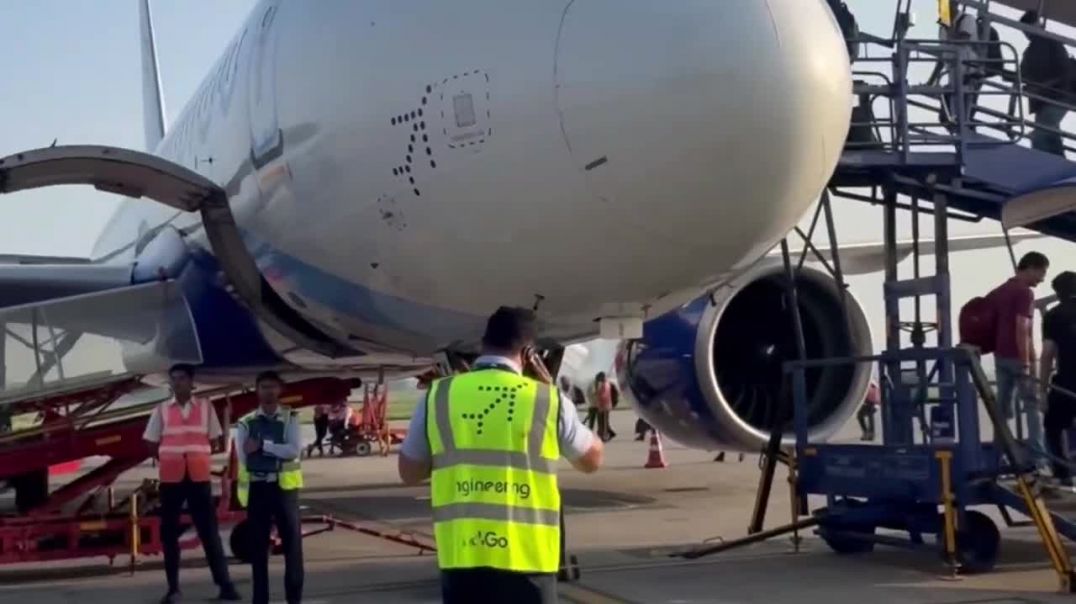 ⁣@OnVlogger Buckle up for epic Delhi to Bangalore flight journeys! ✈️ Real-time vlogs, airport