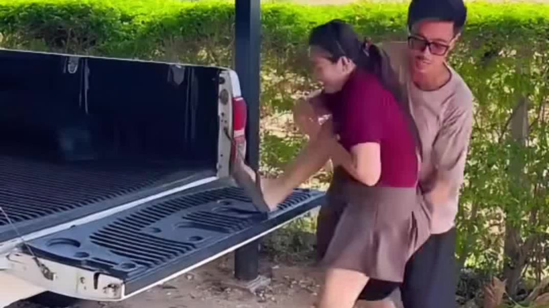 ⁣लड़की कार में बैठ कर दिखा रही थी 😂