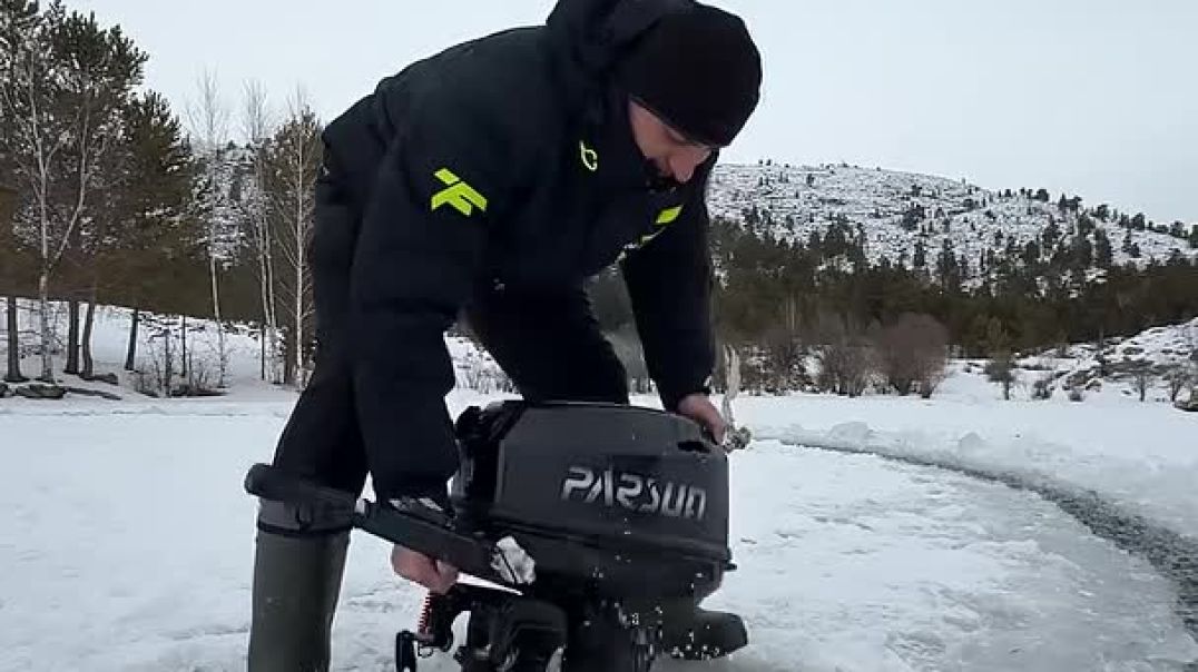 An_attraction_in_the_middle_of_a_freezing_lake_When_the_ice_comes_into_motion_480P (1)