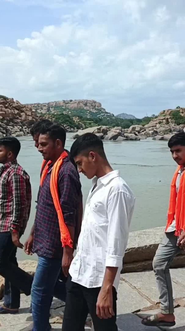 ज़िक्र उस का ही सही बज़्म में बैठे हो फ़राज़, दर्द 💔कैसा भी उठे हाथ न दिल पर रखना।😢 😭