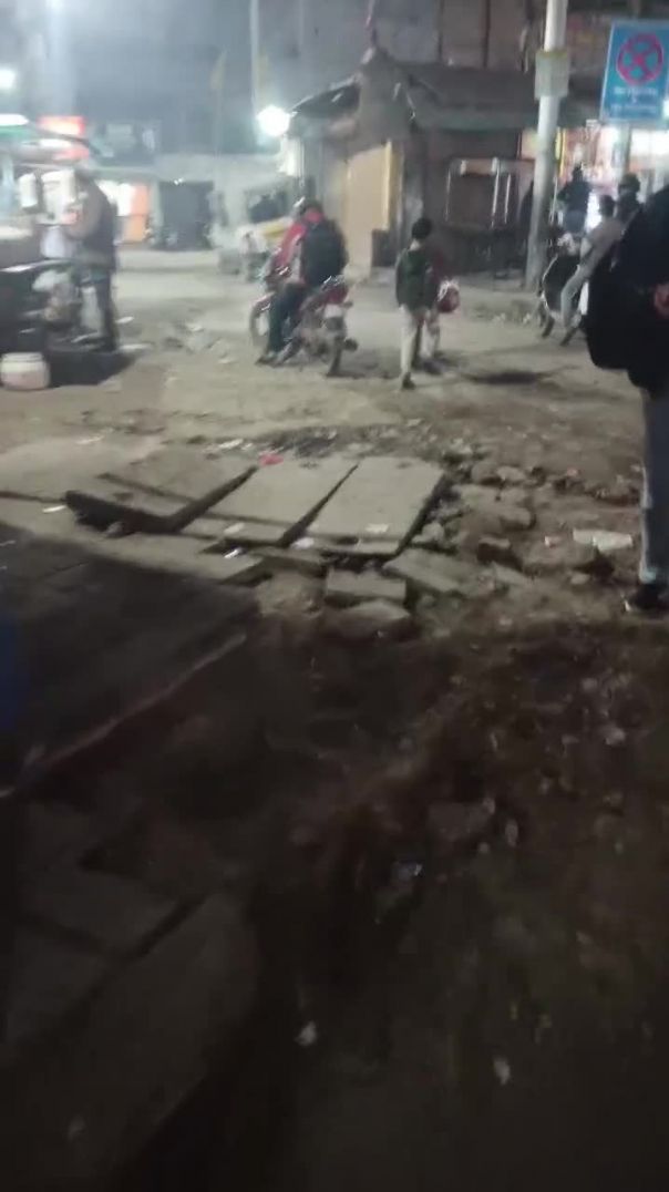 “ये सड़क नहीं, सस्पेंशन टेस्ट ट्रैक है!” 😂