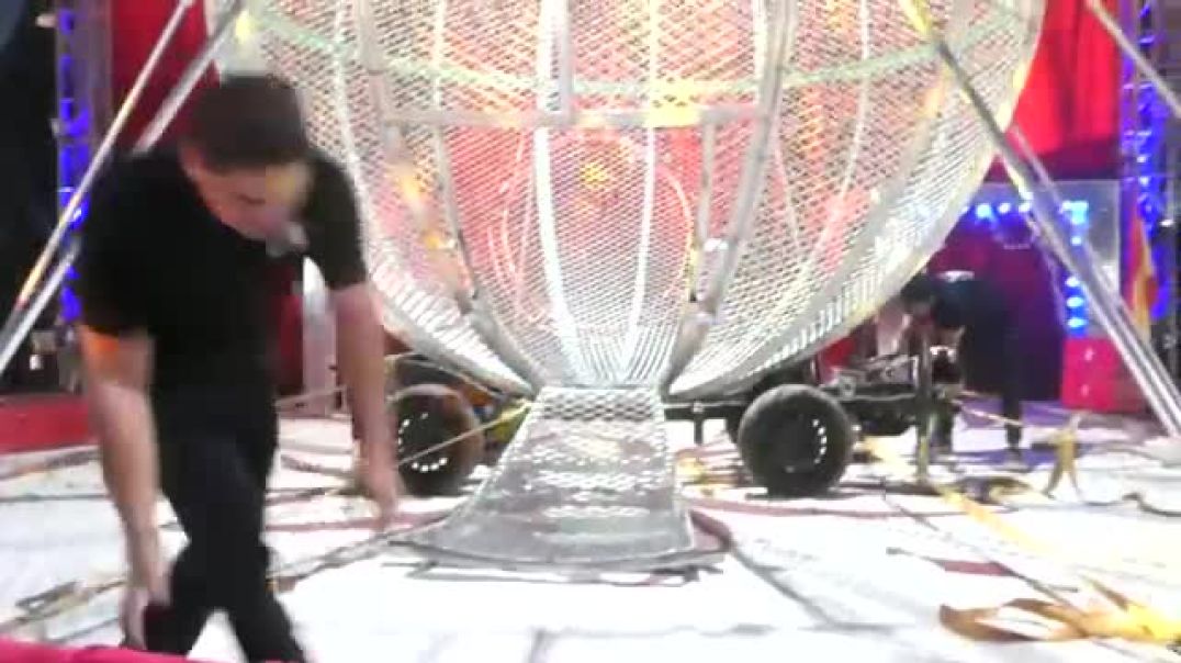 ⁣गुब्बारा में दौड़ाई बाइक