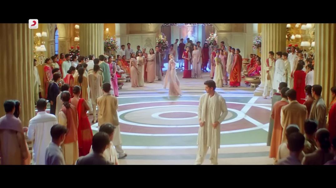 Bole_Chudiyan___K3G___Amitabh,_Shah_Rukh,_Kajol,_Kareena,_Hrithik___Udit_Narayan___Karan_Johar___4K(