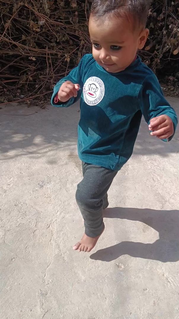 घर में भावना खेलती हुई।