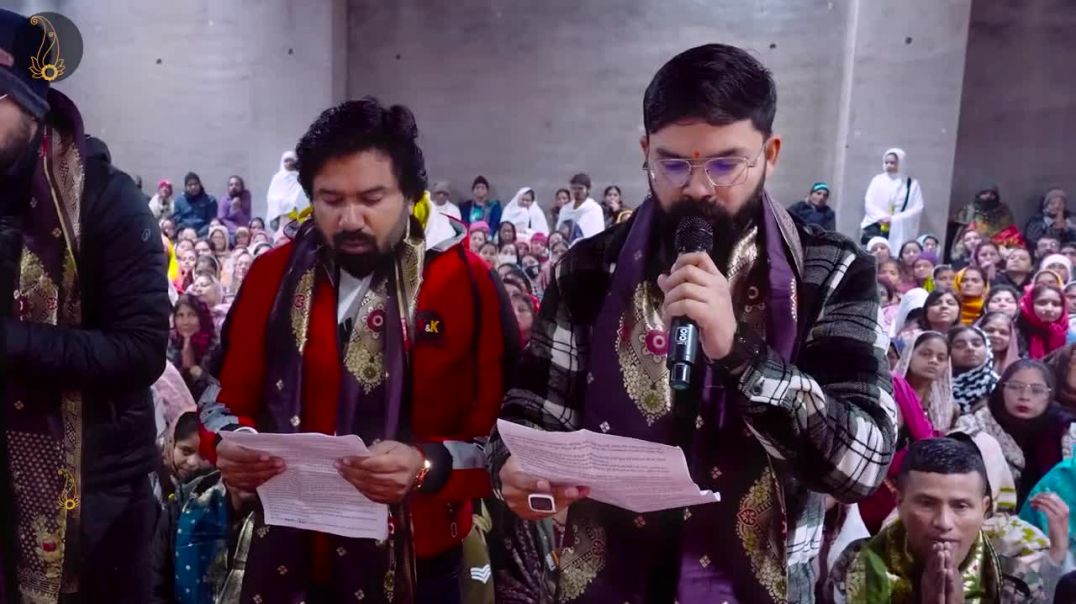 ⁣कुछ भक्तों द्वारा महाराज जी की जीवनी एक कविता रूप में सुनाने का सुंदर प्रयास! Bhajan Marg