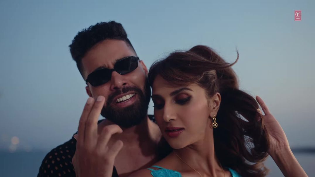 AADAT__Official_Video___YO_YO_HONEY_SINGH___AP_DHILLON___VAANI_KAPOOR___51_GLORIOUS_DAYS___BHUSHAN_K