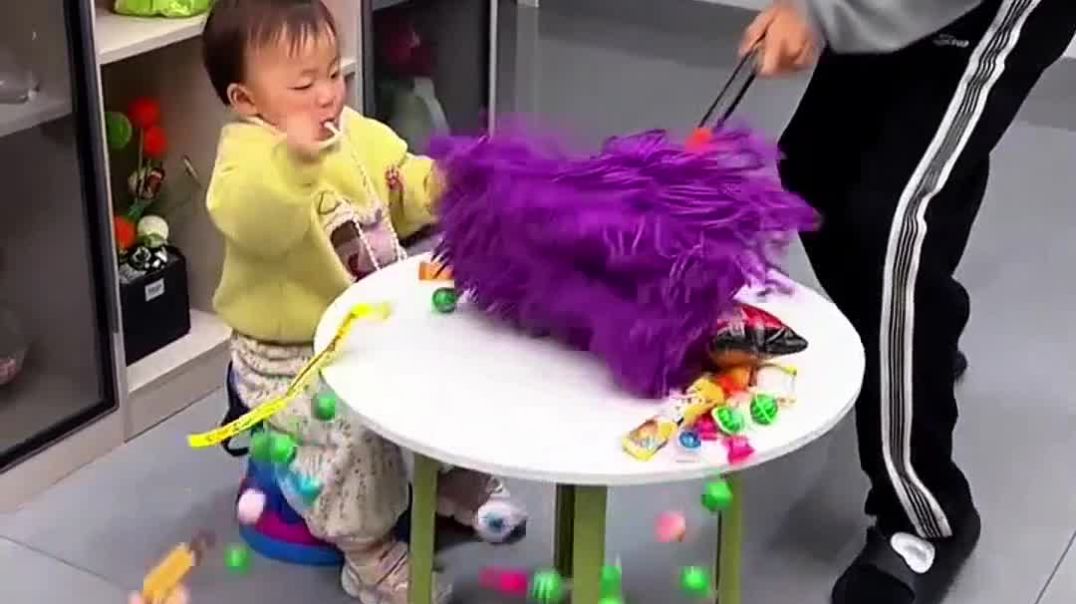 ⁣Baccha chocolate khaa raha hota hai ...