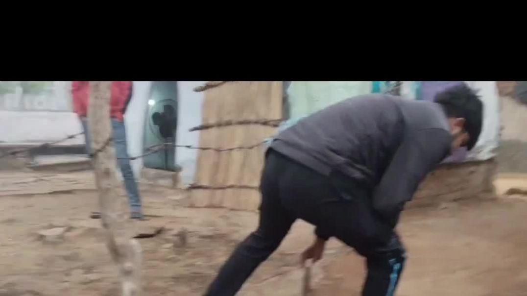 ⁣"ठंड के मौसम में गर्माहट की तलाश! 🌡️🔥 इस वीडियो में देखें कैसे लोग ठंड से बचने के लिए आग का सहा