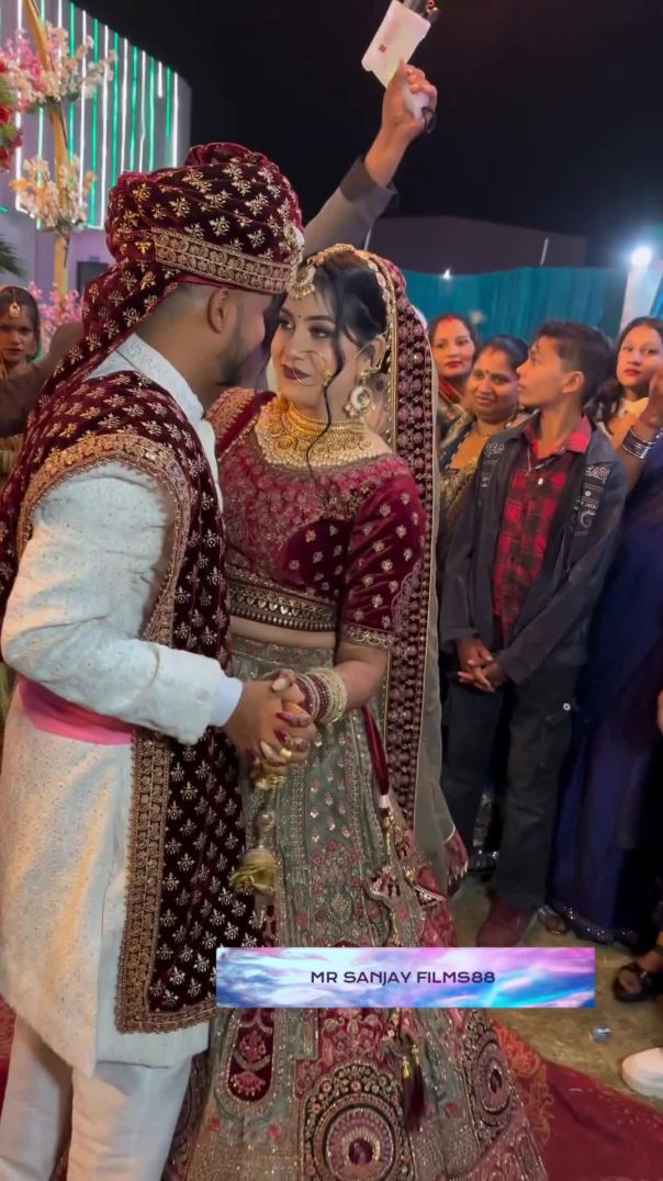 ये दोनों क्या कर रहे है | देखो जल्दी