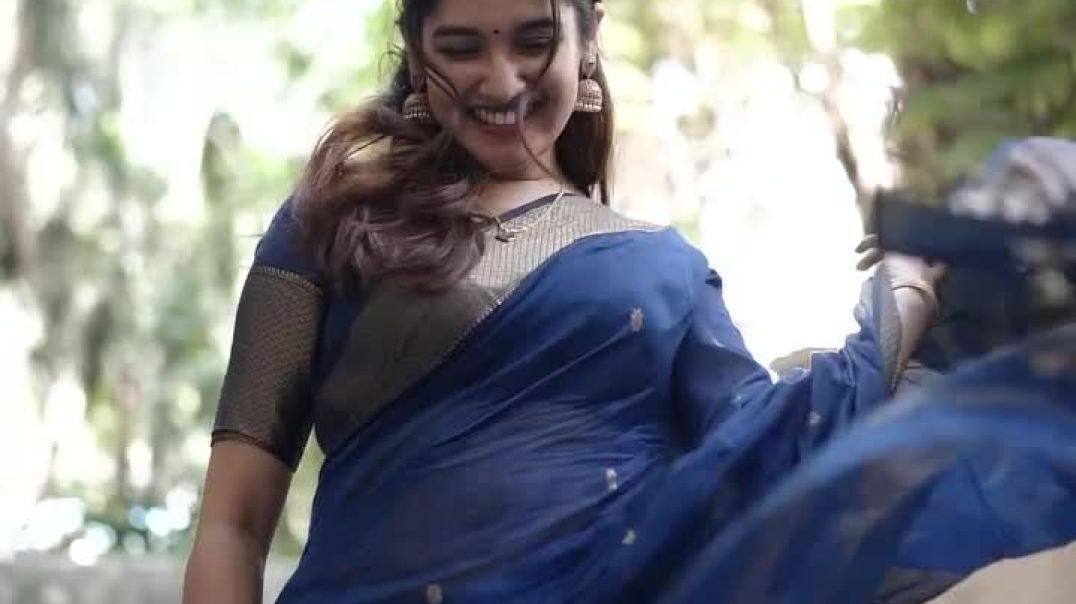 your cliche saree show off 🤍 #anikhasurendran