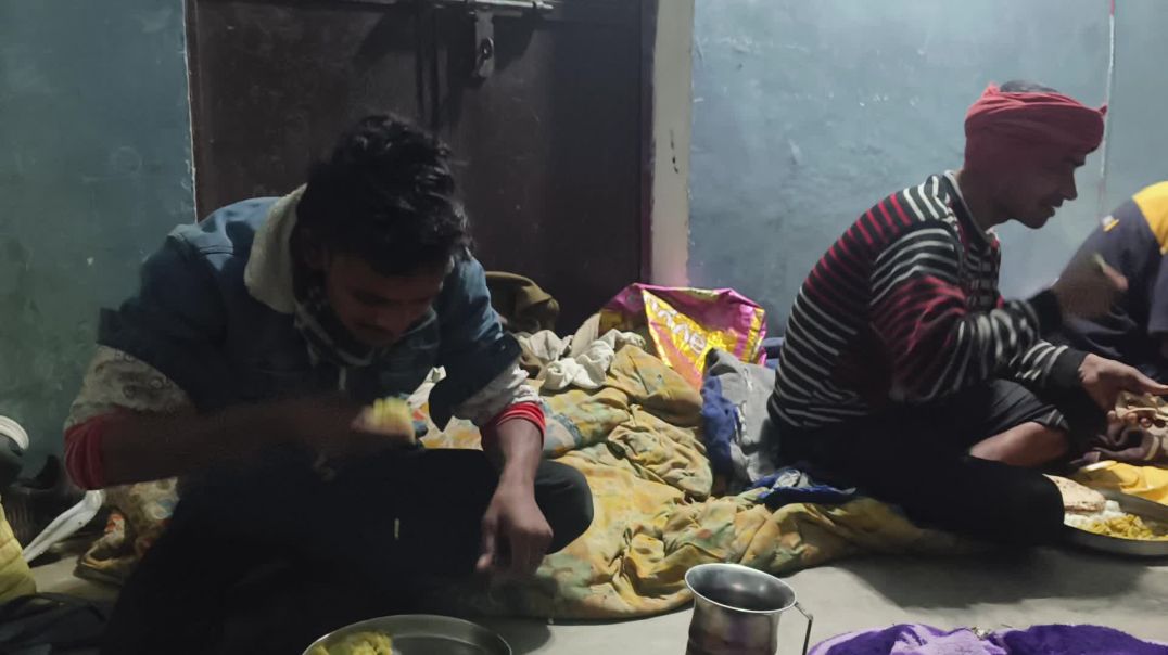 ⁣Sabhi log khana kha rahe hain