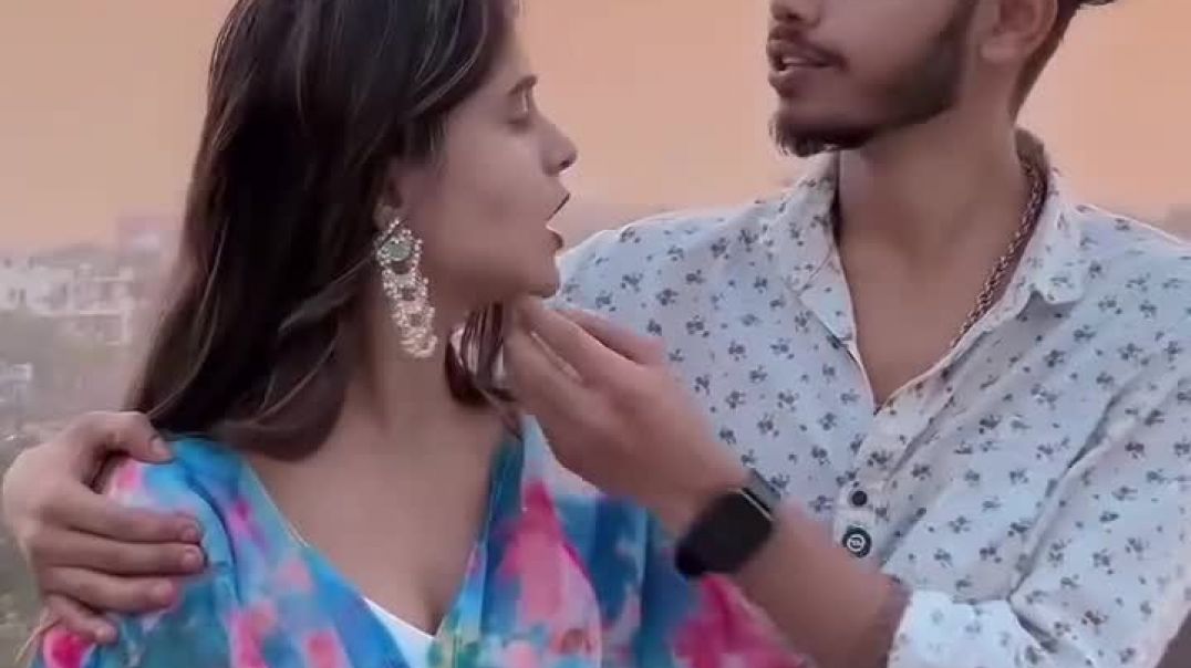 ⁣Momo ghar par kon khata hai