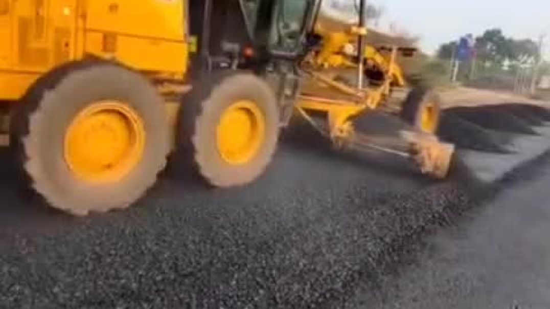⁣सडका वरील मटरेल पसरवायची करायची पद्धत