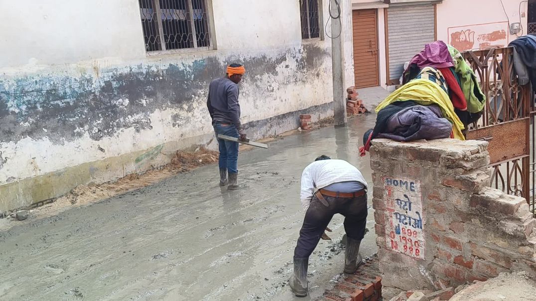 ⁣रोड की ढलाई का काम चलता हुआ