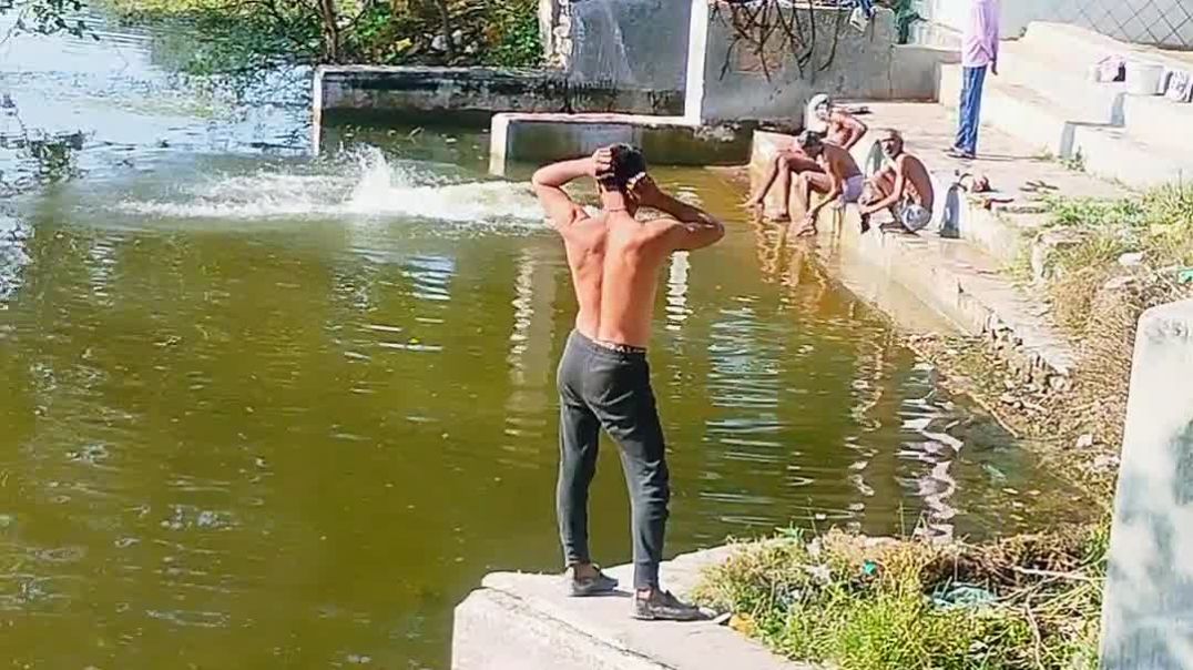 ⁣😍 कैमला का नहाने का तालाब, देखकर मन खुश हो गया।