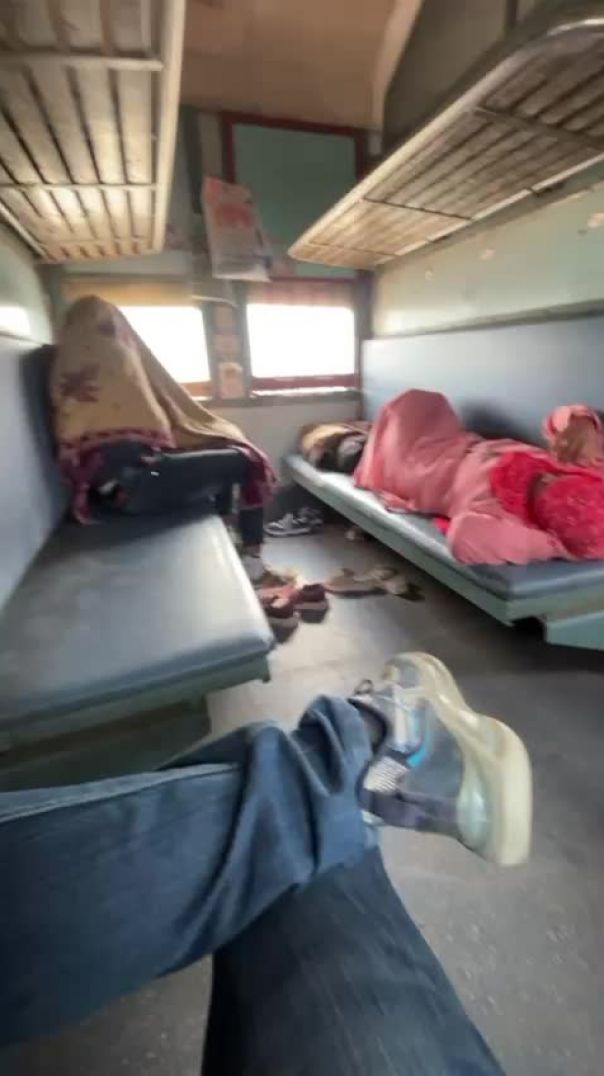 ट्रेन के अंदर यह क्या चल रहा है