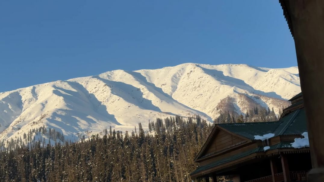 Etni_Snow_Mein_Swimming_Pool_🤣