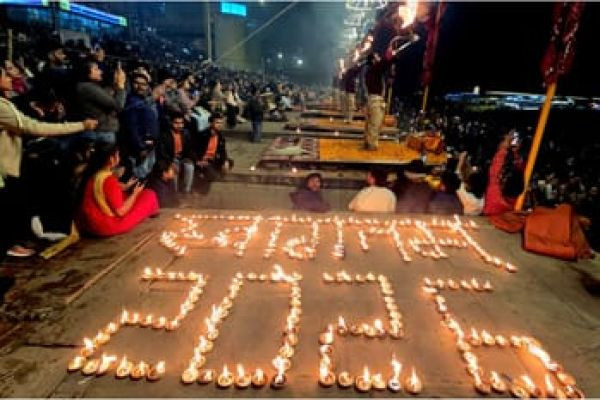 न्यू यार 2026 का आगाज करते हुए लोग