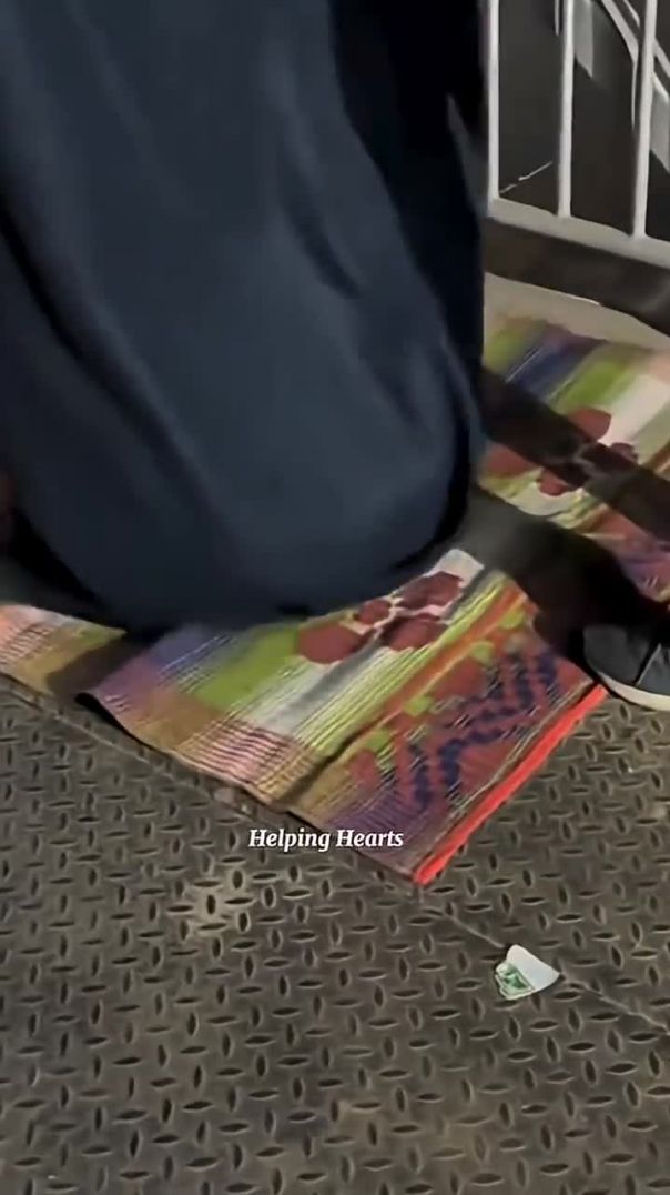 इंसानियत_हुई_शर्मसार_💔_ठंड_से_कांप_रहा_मासूम_बच्चा_💔_#poor_#help_#emotional_#helpinghearts_#kindness