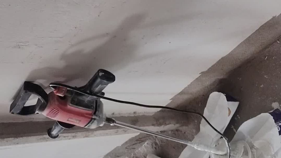 ⁣Wall putti banane se pahle machine aur balty Ko saaf kar rahe hain