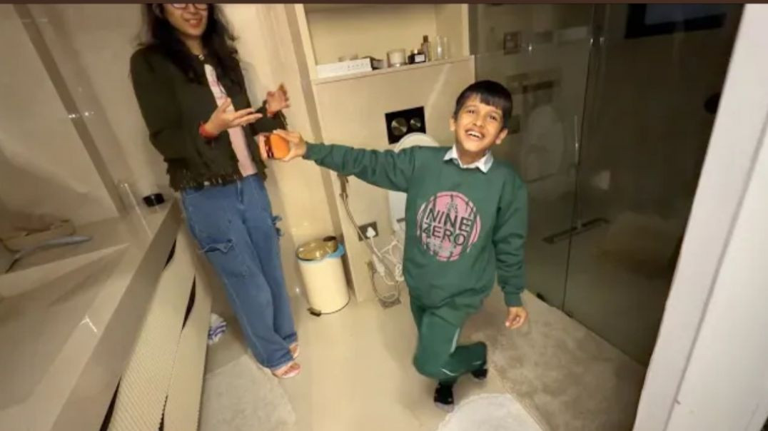 ⁣Kunali Hamare Washroom Mein 😲 Kya kar raha