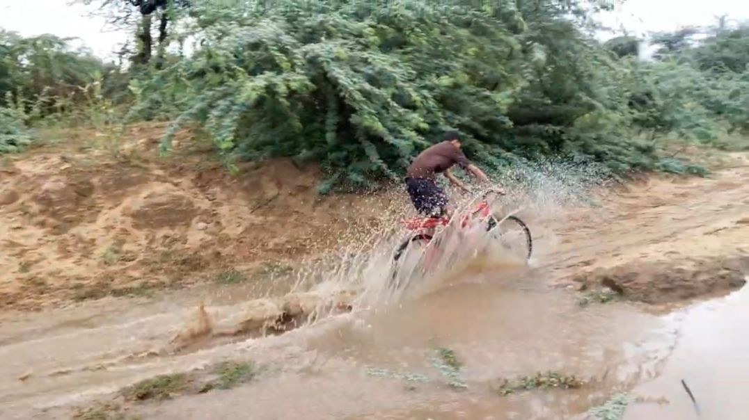 ⁣CYCLE KI PANI CHALA DIYA🤨🤔