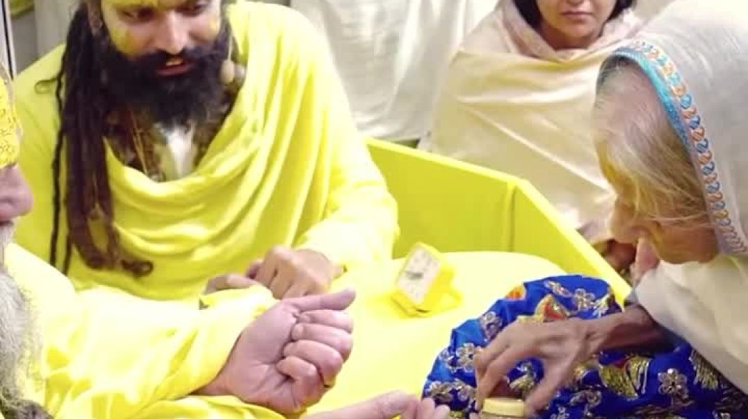 ⁣प्रेमानन्द जी महाराज और उनकी पूज्य बहन का अद्भुत प्रेम 🥹✨