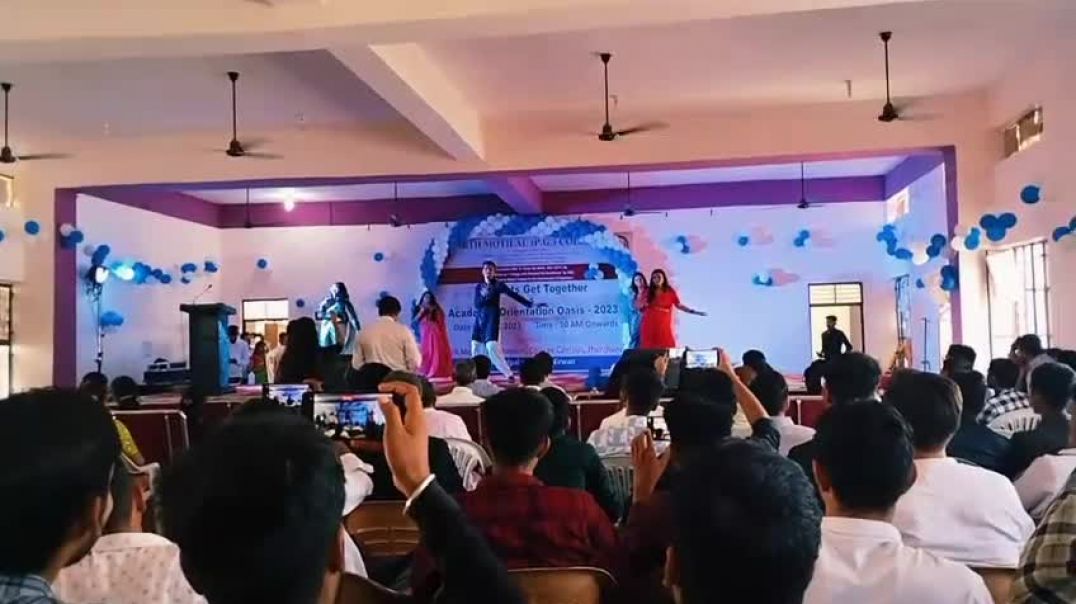 ⁣College dance 🪩