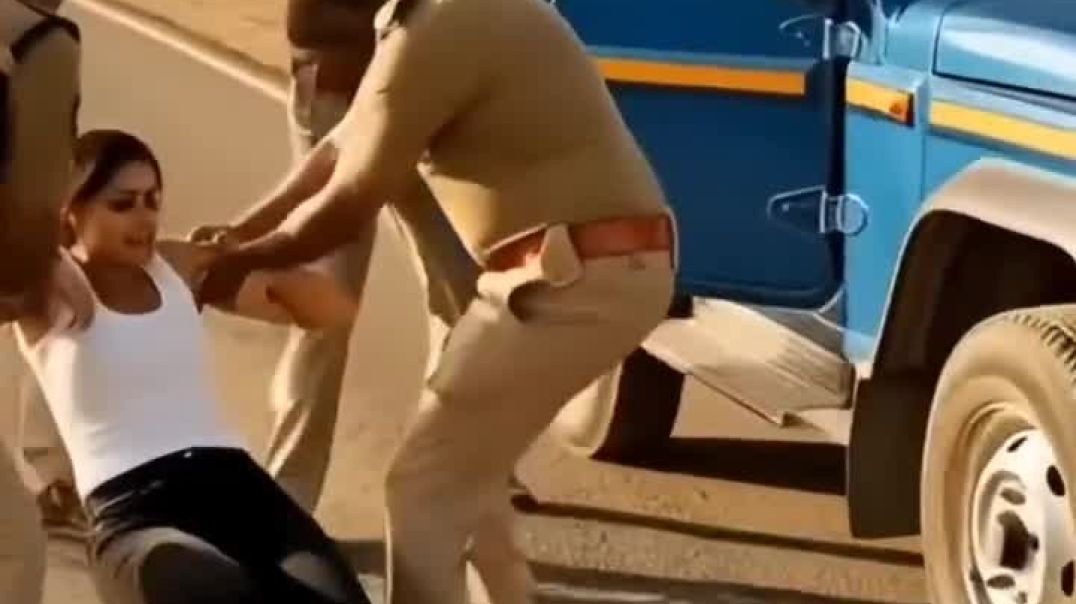 ⁣Mahila ko Pareshan karte hue Daroga