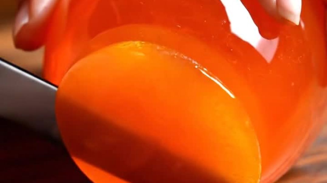 ⁣A Satisfying Cutting Of A Papaya