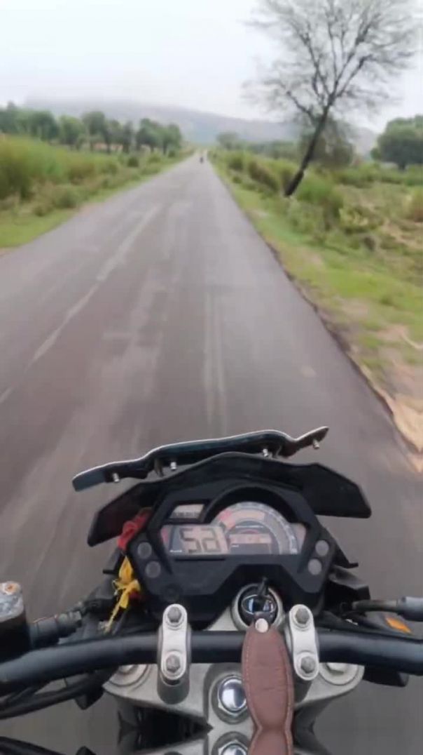 Gaon Ki Raahon Mein Bike Ride _ Mausam Bhi Kamaal Ka Tha 🚴🌤️ #gaonkiride #bikeriding #villagelife