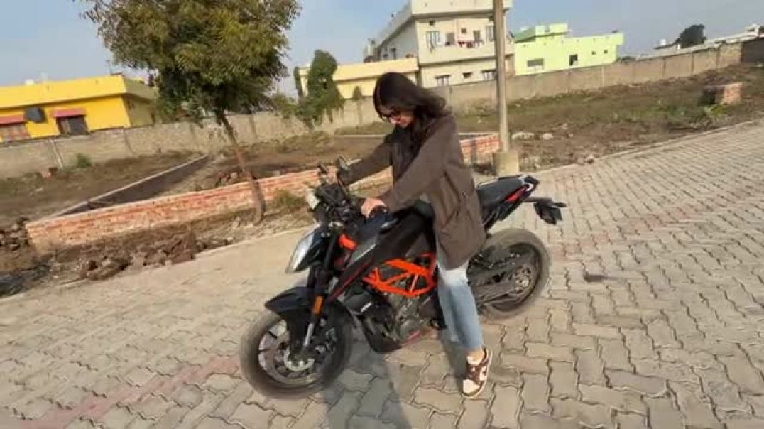 Avantika ne ajj bike chala di