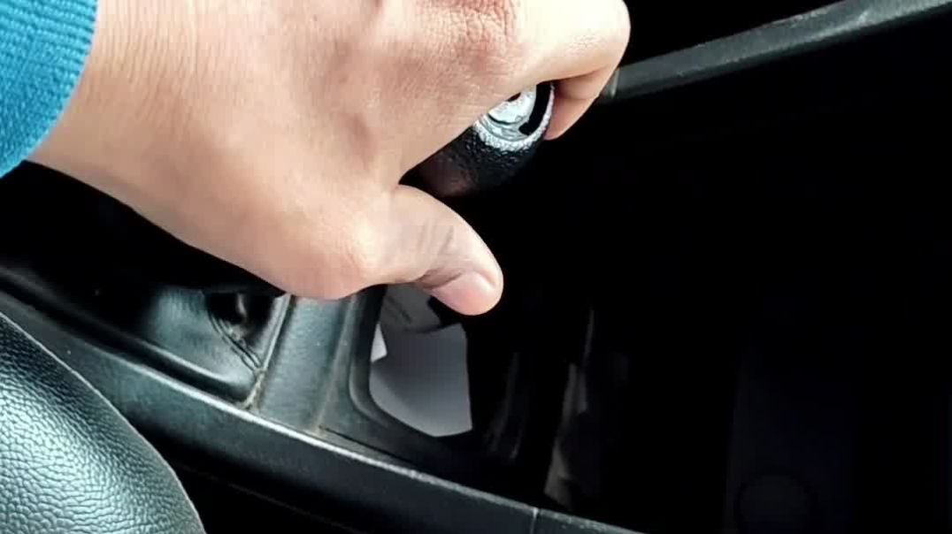 ⁣Gadi mein gear kaise dalen 🤔#funny #comedy #viral #apnatube