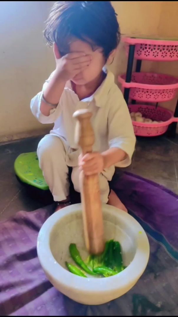 रसोई में मिर्च कूटती नन्ही कहानी#sorts #1k