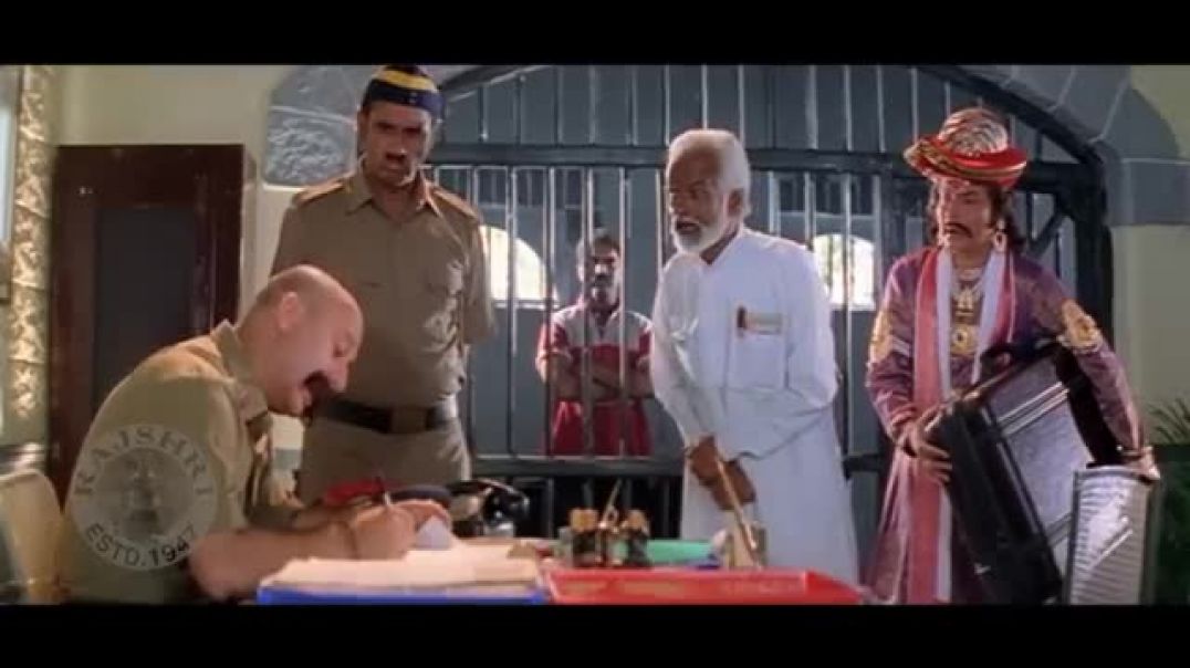 Hamare_Gaav_Jaane_Ke_Liye_Bus_Ke_Neeche_Markar_Jaana_Hota_Hai___Kader_Khan___Asrani___Taqdeerwala(36