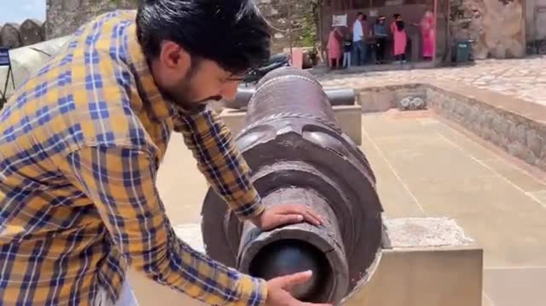 ⁣Jhansi_Fort_History__in_Hindi____यहाँ_से_कूद_गई_थी_रानी_पुत्र_के_साथ(360p)