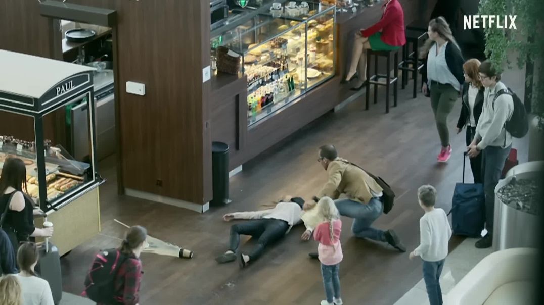 ⁣Thalapathy_Vijay_Mass_Airport_Scene___Mersal___Tamil_Film___Netflix_India(1080p)