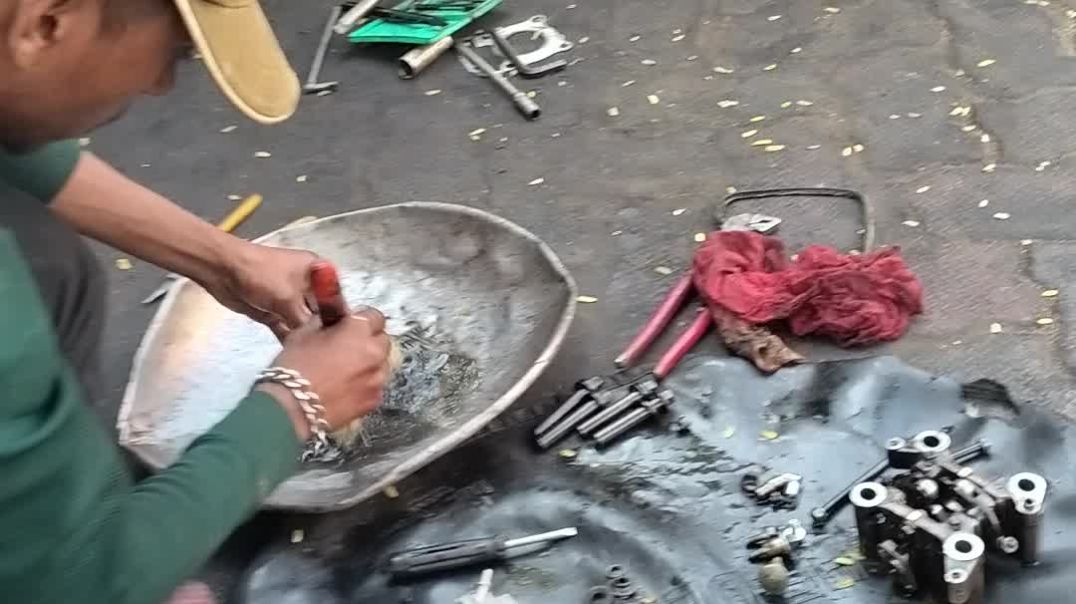 ⁣Gadi ka carborator saaf ho raha hai