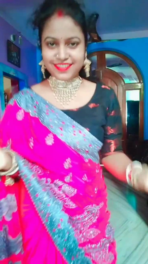 ⁣অনেক দিন পর শাড়ি পরে ভিডিও করলাম।