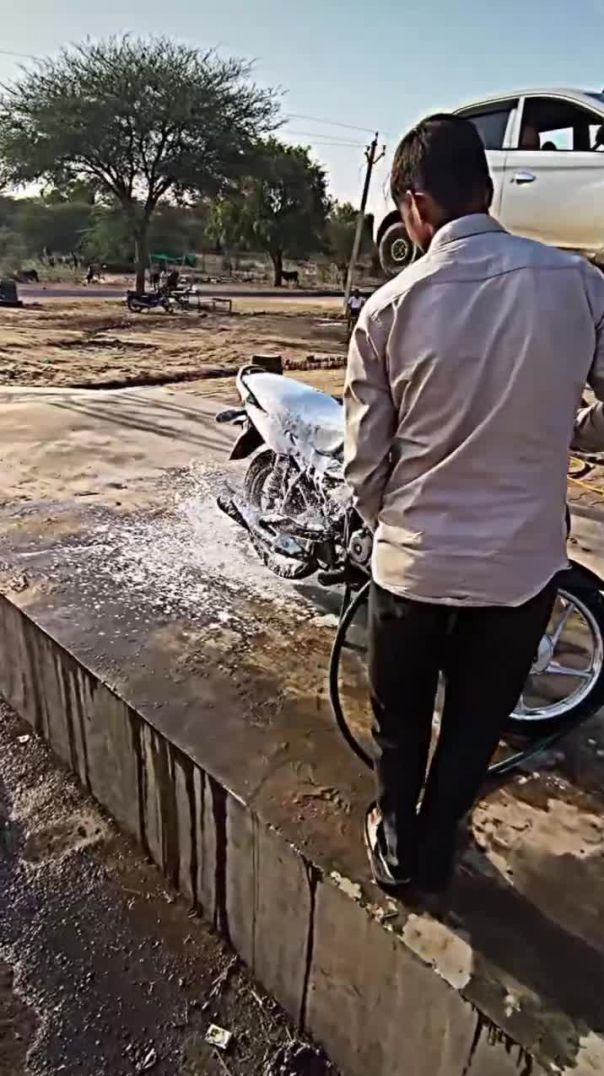 Apne kale ghode ko nhla diya