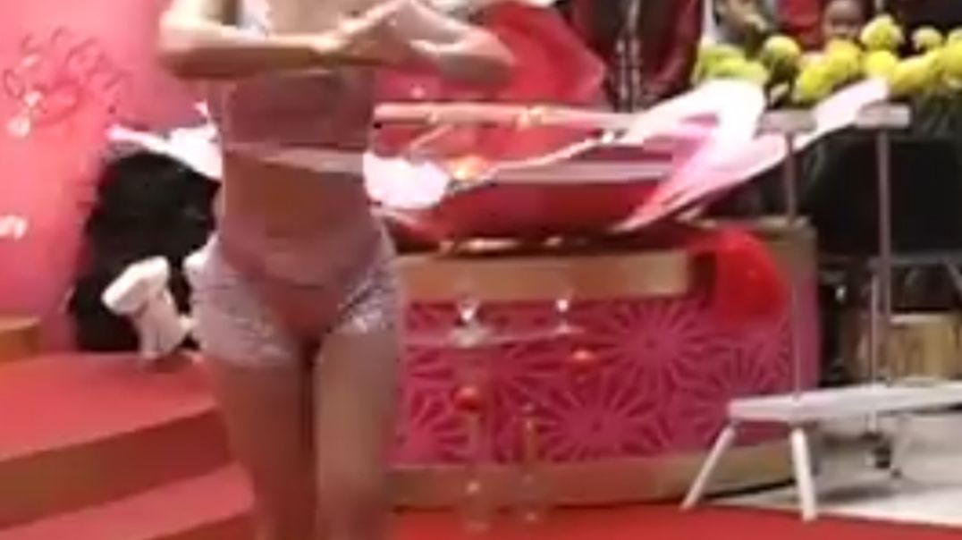 ⁣स्केटिंग गोल करते ही फंसी लड़की सर्कस