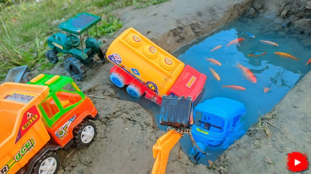 ⁣"Toy Trucks Rescue Mission! 🚧💦 Excavator Saves Dump Truck Stuck in Muddy Puddle with Fish